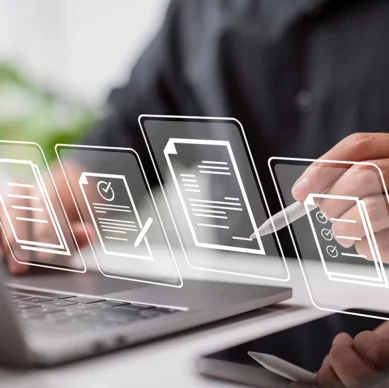 Nahaufnahme einer Hand, die mit einem digitalen Stift virtuelle Dokumente in der Luft bearbeitet