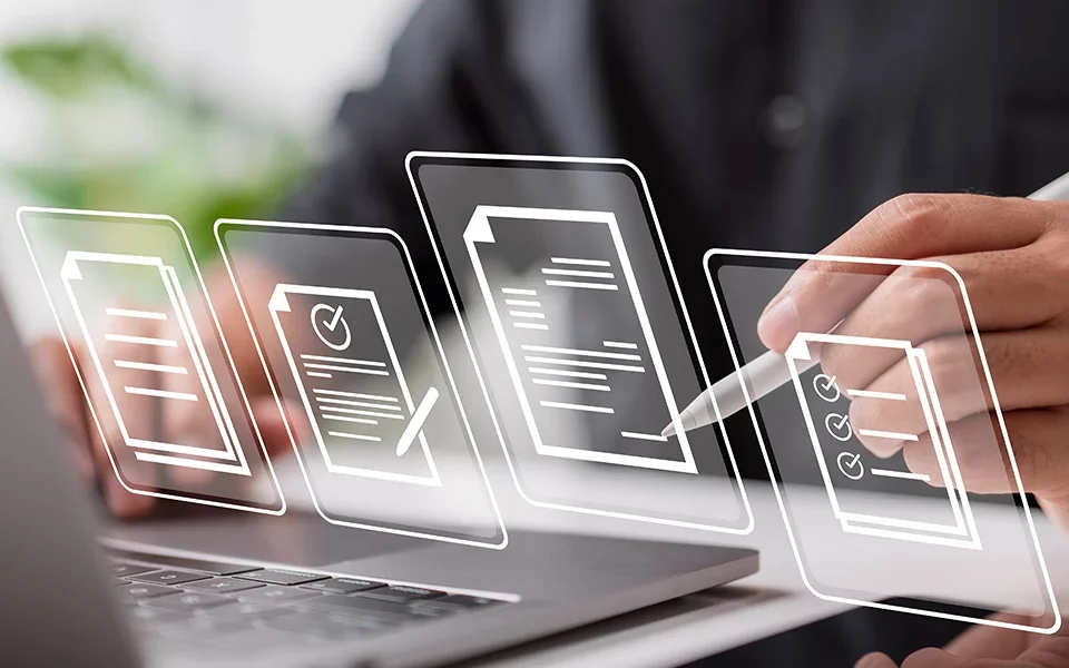 kanzlei-zeindl-partner-steuerberater-leistungen-digitalisierung Nahaufnahme einer Hand, die mit einem digitalen Stift virtuelle Dokumente in der Luft bearbeitet