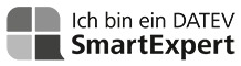 Logo mit vier stilisierten Quadraten in Form einer Sprechblase und Text ‚Ich bin ein DATEV SmartExpert‘ in schwarzer Schrift