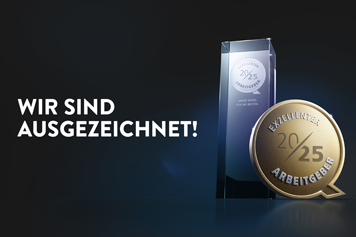Rechts eine gläserne Trophäe und eine goldene Medaille mit der Aufschrift ‚Exzellenter Arbeitgeber 2025‘ und links im Bild ein Schriftzug ‚Wir sind ausgezeichnet!‘